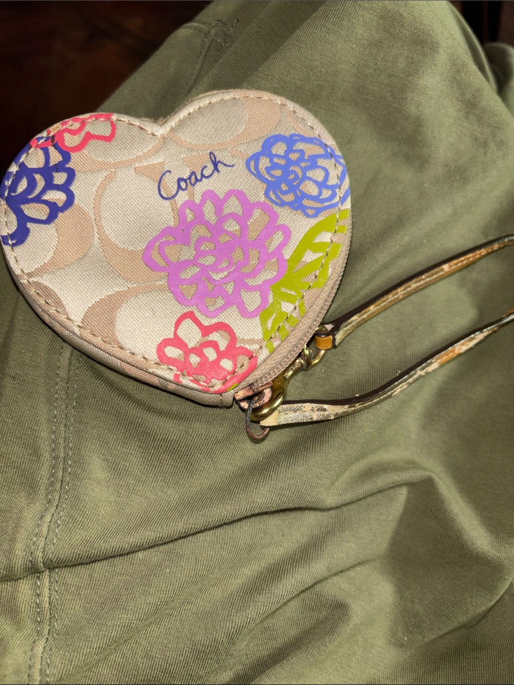 This COACH Daisy Applique Heart Coin purse wristlet keychain**GUC bag charm